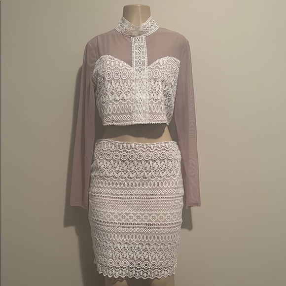 Elegant White Lace 2 piece Skirt Set- size L - Picture 2 of 6